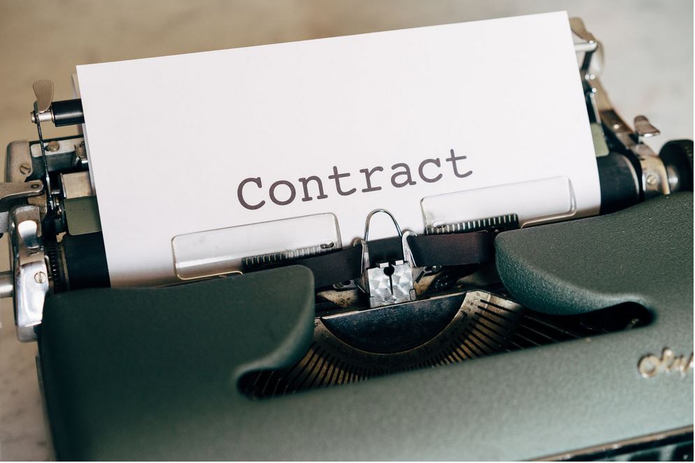Contract ~~ Photo by Markus Winkler_on_Pexels